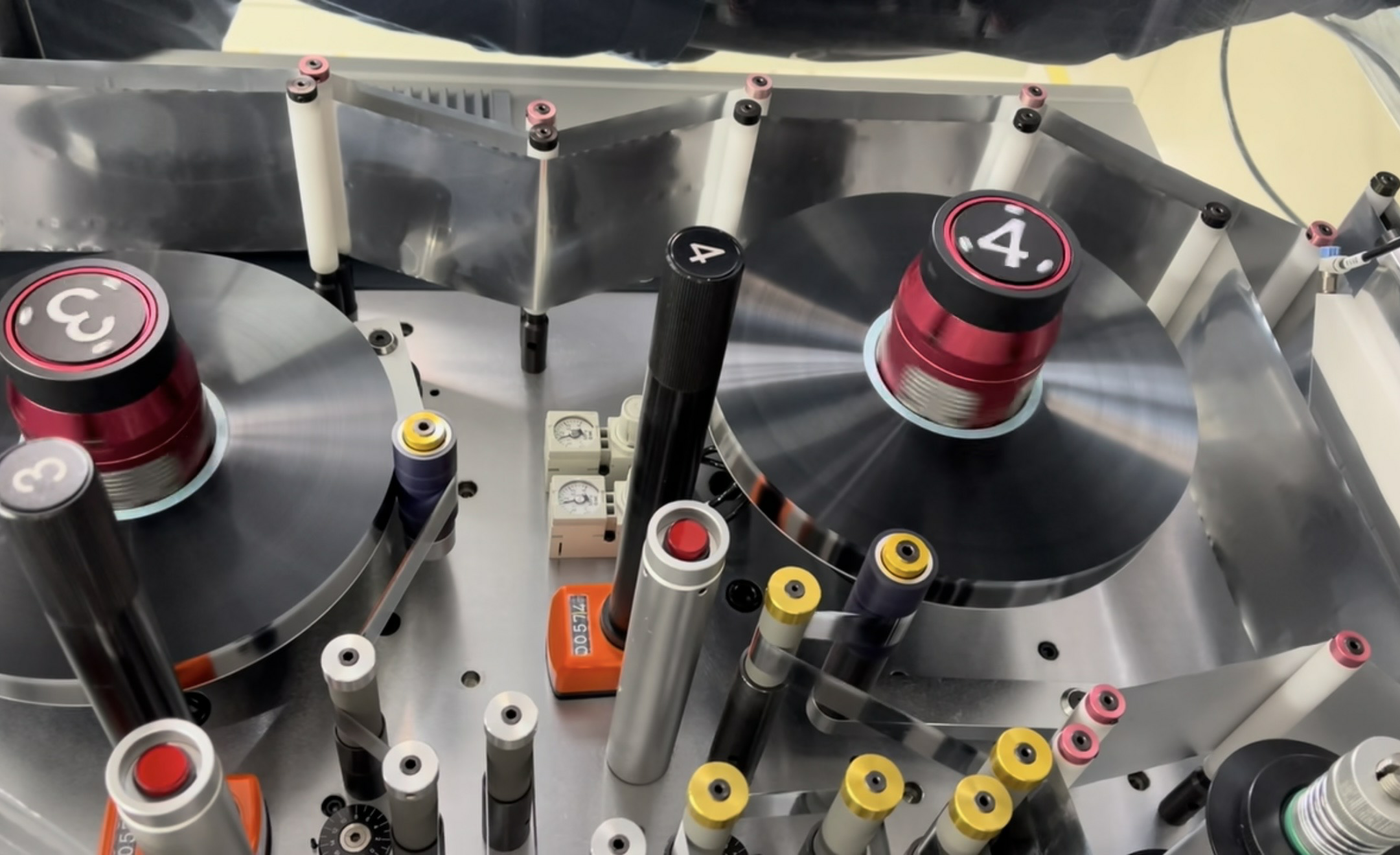 Princípios de trabalho de materiais dielétricos do capacitor e otimização de desempenho